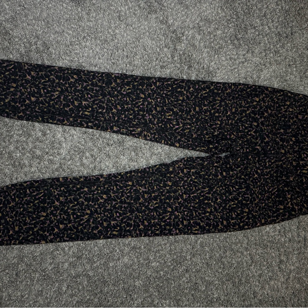 Lululemon Wunder Train 23” hi-rise leggings. Size 6